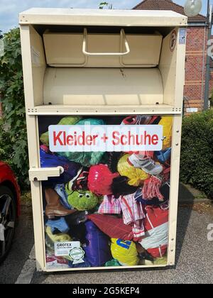 Viersen, Deutschland - Juni 9. 2021: Blick auf den öffentlichen Container für gebrauchte alte Kleidung und Schuhe Sammlung Stockfoto