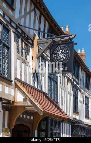 Schild über dem Eingang zum Falcon Hotel Indigo in der Chapel Street, Stratford-upon-Avon, Warwickshire Stockfoto