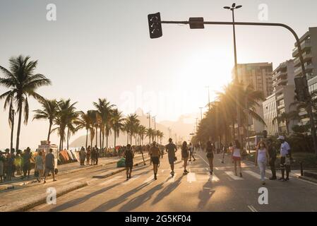 Rio de Janeiro, Brasilien - 13. September 2020: Vieira Souto Avenue am Strand von Ipanema mit Einheimischen, die einen sonnigen sonntagnachmittag genießen. Stockfoto