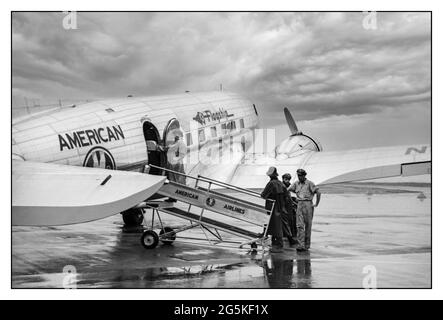 Die Bodencrew der amerikanischen 1940ER-FLUGGESELLSCHAFTEN, die im 2. Weltkrieg ‘Flaggschiff’ der DC3 Propeller-Flugzeuge eingesetzt wurden, bereitet ein Flugzeug für den Start an einem regnerischen Tag auf dem städtischen Flughafen in Washington, D.C. vor. USA Jack Delano Fotograf 1941. Juli. Vereinigte Staaten--District of Columbia--Washington (D.C.) Zweiter Weltkrieg Stockfoto