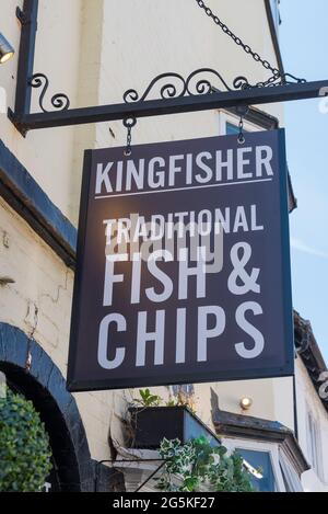 Altmodisches Schild vor Kingfisher Traditional Fish and Chips Takeaway in Ely Street, Stratford-upon-Avon, Warwickshire Stockfoto