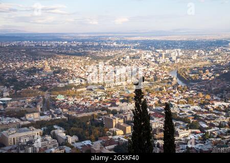 Luftaufnahme der Stadt Tiflis von Georgien aus vom Berg Mtasminda.Tiflis Hauptstadt von Georgien Stockfoto