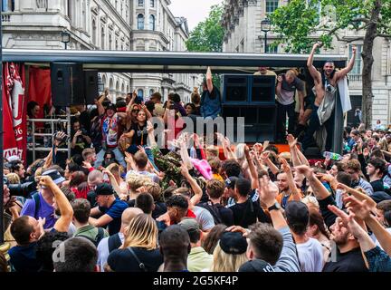 LONDON, ENGLAND, 27 2021. JUNI, Save our Scene Protest vor der Downing Street in Whitehall, Central London, der Protest soll den Mangel an Finanzmitteln hervorheben, den die Musikindustrie in der Covid-19 Pandemie erhalten hat.Credit: Lucy North/Alamy Live News Stockfoto