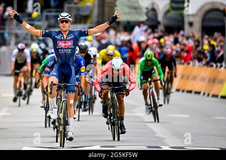 Der Belgier Tim Merlier von Alpecin-Fenix feiert, als er die Ziellinie überquert, um die dritte Etappe der 108. Ausgabe der Tour de France zu gewinnen Stockfoto