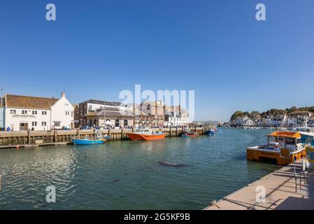 Boats moored quayside in Weymouth, a seaside town and popular holiday resort on the estuary of the River Wey in Dorset, south coast England Stockfoto