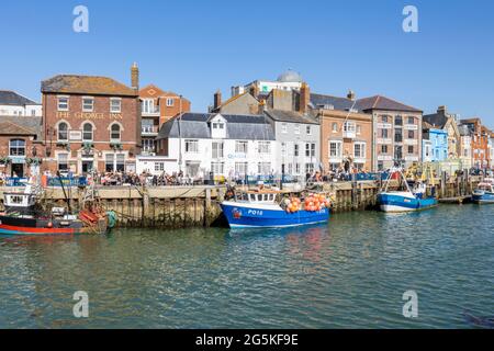 Fishing boats moored quayside in Weymouth, a seaside town and popular holiday resort on the estuary of the River Wey in Dorset, south coast England Stockfoto
