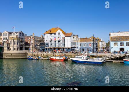 Boote vertäuten am Kai in Weymouth, einer Küstenstadt und einem beliebten Ferienort an der Mündung des Flusses Wey in Dorset, Südküste Englands Stockfoto