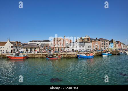 Fischerboote vertäuten am Kai in Weymouth, einer Küstenstadt und einem beliebten Ferienort an der Mündung des Flusses Wey in Dorset, Südküste Englands Stockfoto