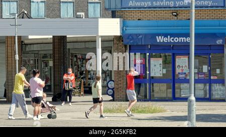 Glasgow, Schottland, Großbritannien, 28. Juni 2021. UK Wetter: Sommer-Scorcher in der Stadt, wie Einheimische das Beste aus dem Wetter indrumchapel machen.. . Quelle: Gerard Ferry/Alamy Live News Stockfoto