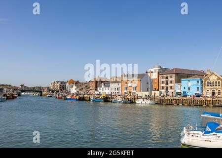 The vibrant riverside waterfront in Weymouth, a seaside town and popular holiday resort on the estuary of the River Wey in Dorset, south coast England Stockfoto
