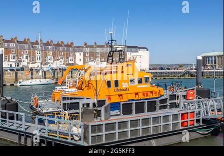 RNLI-Rettungsboot „RNLB Ernest and Mabel“, das in Weymouth, einem Badeort an der Mündung des Flusses Wey in Dorset, Südküste Englands, festgemacht ist Stockfoto