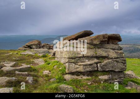 Felsformationen Teufelskanzel / Teufelsaltar und Hexenaltar / Hexenaltar auf dem Brocken, Harz NP, Sachsen-Anhalt, Deutschland Stockfoto