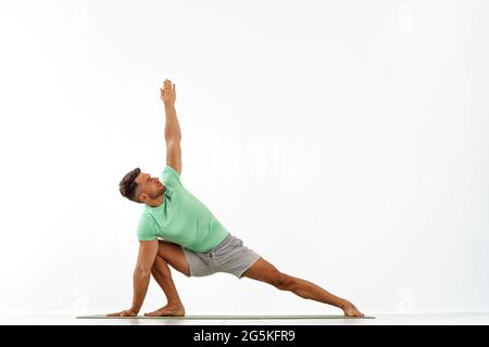 Jungen gutaussehenden Mann Yoga auf weißem Hintergrund Stockfoto