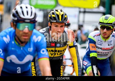 Der Slowene Primoz Roglic vom Team Jumbo-Visma überquert nach einem Sturz bei der dritten Etappe der 108. Ausgabe der t die Ziellinie mit einer verletzten Schulter Stockfoto