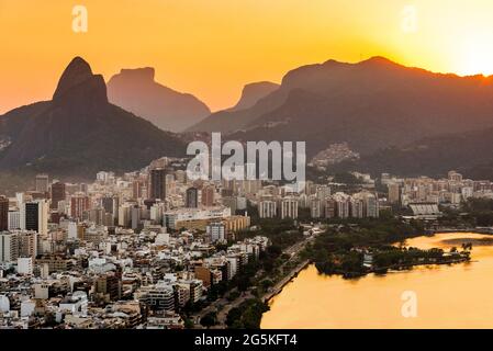 Blick auf die Gebäude und Berge des Stadtteils Ipanema und Leblon bei Sonnenuntergang in Rio de Janeiro, Brasilien Stockfoto
