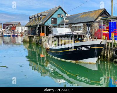 Fischerboot in Mevagissey Inner Harbour, Cornwall Stockfoto