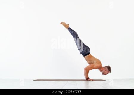 Junger Mann Akrobatik Gymnastik tun ein Handstand Studio isoliert auf weißem Hintergrund, athletische Sportler Stockfoto