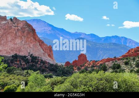 Rote Sandsteinformationen und Klippen in der Nähe von Colorado Springs mit den fernen blauen Rocky Mountains im Hintergrund - selektiver Fokus Stockfoto