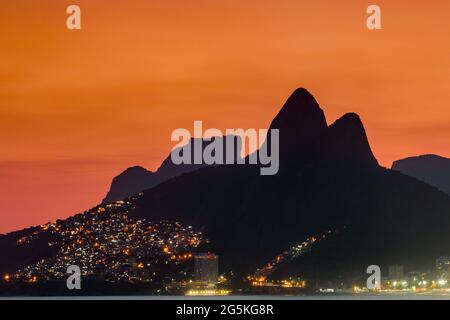 Sonnenuntergang über dem Strand von Ipanema in Rio de Janeiro, Brasilien Stockfoto