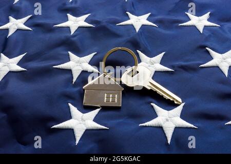 USA-Flagge und Schlüssel von zu Hause als Symbol für VA-Darlehen. Stockfoto