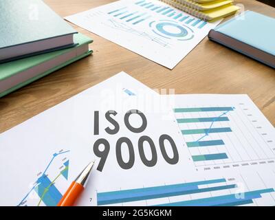 Audit-Ergebnis über ISO 9000-Anforderungen auf dem Schreibtisch. Stockfoto