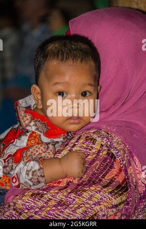 Kleines Baby bei der lokalen Hochzeit in Medan Stockfoto