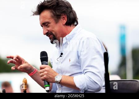 Ein Publikum mit Richard Hammond, auf der Talks Theatre Stage, bei der London Classic Car Show 2021 Stockfoto