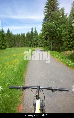 Straße im Isergebirge, Blick von oben Radlenkrad, Polen. Stockfoto