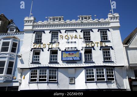 Das Royal Castle Hotel liegt am Quay in der Stadt Dartmouth in Devon und stammt aus dem Jahr 1639, möglicherweise auf dem Gelände eines älteren Postkutschers. Stockfoto