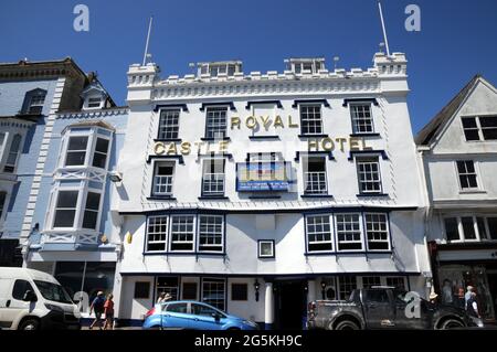 Das Royal Castle Hotel liegt am Quay in der Stadt Dartmouth in Devon und stammt aus dem Jahr 1639, möglicherweise auf dem Gelände eines älteren Postkutschers. Stockfoto