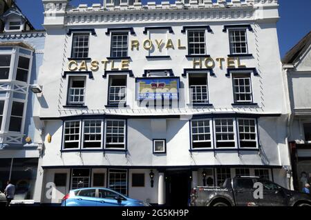 Das Royal Castle Hotel liegt am Quay in der Stadt Dartmouth in Devon und stammt aus dem Jahr 1639, möglicherweise auf dem Gelände eines älteren Postkutschers. Stockfoto