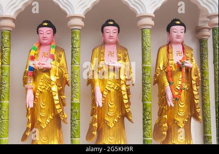 Drei buddha-Statuen im historischen kek Lok si buddhistischen Tempel in penang Malaysia. Stockfoto