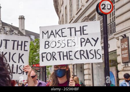 London, Großbritannien. Juni 2021. Demonstranten auf der Regent Street. Mehrere Proteste fanden in der Hauptstadt statt, als pro-Palästina, Black Lives Matter, Kill the Bill, Extinction Rebellion, Anti-Tory-Demonstranten und verschiedene andere Gruppen marschierten durch das Zentrum Londons. Stockfoto