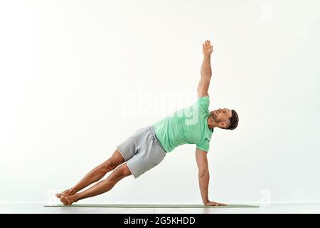 Junger Mann Akrobatik Gymnastik tun ein Handstand Studio isoliert auf weißem Hintergrund, athletische Sportler Stockfoto