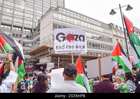 London, Großbritannien. Juni 2021. Pro-palästinensische Demonstranten in der Regent Street. Mehrere Proteste fanden in der Hauptstadt statt, als pro-Palästina, Black Lives Matter, Kill the Bill, Extinction Rebellion, Anti-Tory-Demonstranten und verschiedene andere Gruppen marschierten durch das Zentrum Londons. Stockfoto