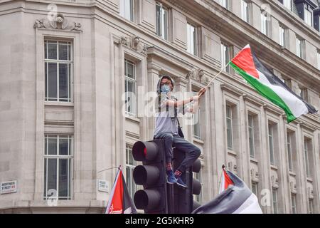 London, Großbritannien. Juni 2021. Pro-palästinensische Demonstranten in der Regent Street. Mehrere Proteste fanden in der Hauptstadt statt, als pro-Palästina, Black Lives Matter, Kill the Bill, Extinction Rebellion, Anti-Tory-Demonstranten und verschiedene andere Gruppen marschierten durch das Zentrum Londons. Stockfoto