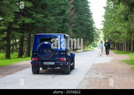 Mercedes-Benz G-Klasse (G 500) auf der Straße Nowosibirsk, Russland - 06. 19. 2021: Mercedes-Benz G 55 unterwegs im Wald. Die G-Klasse ist die von Stockfoto