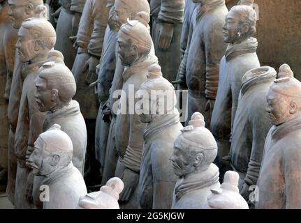 Terrakotta-Krieger, Xian, Provinz Shaanxi, China. Detail der Soldaten der Terrakotta-Armee von Kaiser Qin Shu Huang, Seitenansicht. Stockfoto
