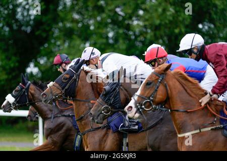 Läufer und Reiter verlassen die Stände für die Get Hugh Taylor's Tips auf attheraces.com Foules' Handicap am dritten Tag des 3-tägigen Rennfestivals auf der Windsor Racecourse. Bilddatum: Montag, 28. Juni 2021. Stockfoto