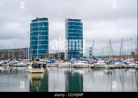 Die Quays Wohntürme mit Freizeitbooten, die in Chatham Maritime Marina, Kent, England, vertäut sind. Stockfoto