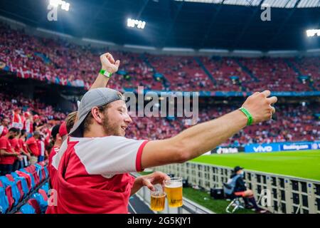 Amsterdam, Niederlande. Juni 2021. Dänische Fußballfans in Rot und Weiß, die während des UEFA EURO 2020-Spiels zwischen Wales und Dänemark in Amsterdam in der Amsterdam Arena zu sehen waren. (Foto: Gonzales Photo - Robert Hendel). Stockfoto