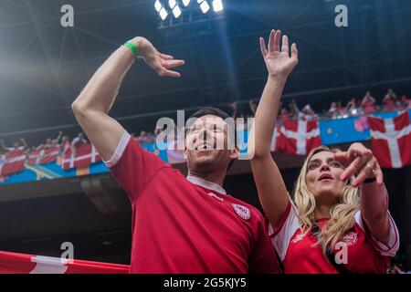 Amsterdam, Niederlande. Juni 2021. Dänische Fußballfans in Rot und Weiß, die während des UEFA EURO 2020-Spiels zwischen Wales und Dänemark in Amsterdam in der Amsterdam Arena zu sehen waren. (Foto: Gonzales Photo - Robert Hendel). Stockfoto