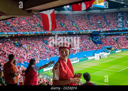 Amsterdam, Niederlande. Juni 2021. Dänische Fußballfans in Rot und Weiß, die während des UEFA EURO 2020-Spiels zwischen Wales und Dänemark in Amsterdam in der Amsterdam Arena zu sehen waren. (Foto: Gonzales Photo - Robert Hendel). Stockfoto