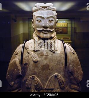 Terrakotta-Krieger, Xian, Provinz Shaanxi, China. Detail eines Kriegers im Museum der Terrakotta-Armee. Stockfoto
