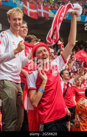 Amsterdam, Niederlande. Juni 2021. Dänische Fußballfans in Rot und Weiß, die während des UEFA EURO 2020-Spiels zwischen Wales und Dänemark in Amsterdam in der Amsterdam Arena zu sehen waren. (Foto: Gonzales Photo - Robert Hendel). Stockfoto