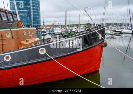 Das Schlepper-Boot M.T. Kent liegt im Basin No. 1 in Chatham Maritime Marina, Kent, England, und wird von der South Eastern Tug Society betrieben und gepflegt. Stockfoto