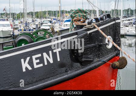 Das Schlepper-Boot M.T. Kent liegt im Basin No. 1 in Chatham Maritime Marina, Kent, England, und wird von der South Eastern Tug Society betrieben und gepflegt. Stockfoto