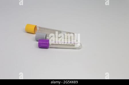 Draufsicht auf leere medizinische Blutgefäße isoliert auf weißem Hintergrund Stockfoto