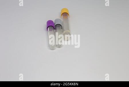 Draufsicht auf leere medizinische Blutgefäße isoliert auf weißem Hintergrund Stockfoto