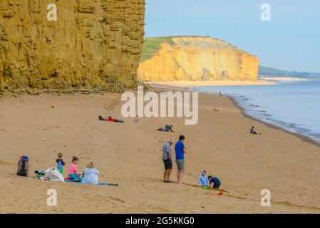 West Bay, Dorset, Großbritannien. Juni 2021. Wetter in Großbritannien. Der Strand in West Bay in Dorset ist ruhig an einem warmen, bewölkten Nachmittag mit den sonnigen Zaubersprüchen. Bildnachweis: Graham Hunt/Alamy Live News Stockfoto